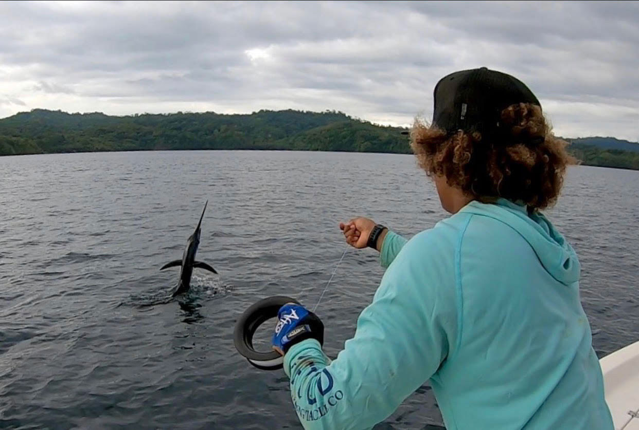 Policía canal enlazar Video: Adolescente local de Osa captura pez vela en una cuerda de mano -  Pesca en Costa Rica - FECOP